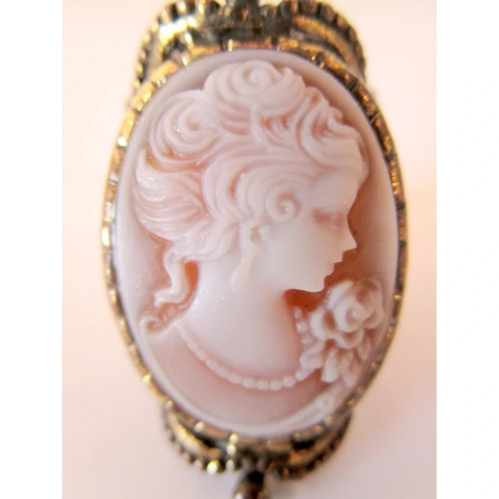 cameo wear pearls shown